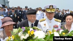 한국 해군 최초의 전함인 백두산함이 6·25전쟁 발발 다음날 새벽 무장병력 600여명을 싣고 부산으로 침투하던 북한 무장수송선을 격침 시킨 것을 기리는 '대한해협 해전 64주년 기념행사'가 26일 해군작전사 주관으로 부산에서 열렸다. 정호섭 사령관과 참전용사 최영섭 예비역 대령 등이 당시 전몰용사를 추모하며 해상헌화를 하고 있다.