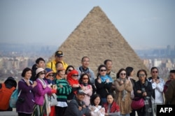 Du khách chụp hình trước các kim tự tháp Giza ở ngoại ô phía tây nam thủ đô Cairo, ngày 29 tháng 12, 2018.