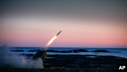 由美国雷神技术公司（Raytheon）和挪威国防和航天系统供应商康斯伯格集团（Kongsberg Gruppen ASA）联合研制的国家先进地空导弹系统是一款中短程陆基防空反导系统.。在俄乌战争中，乌军在拦截俄罗斯导弹中的成功率高达高达100%。