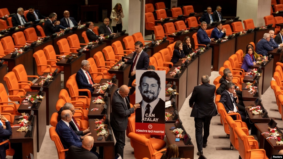 Anayasa Mahkemesi Genel Kurulu 14 Mayıs’ta milletvekili seçildiği halde tahliye edilmeyen Can Atalay hakkında ikinci kez hak ihlali ve tahliye kararı verdi. 