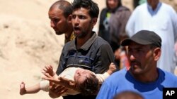 Displaced Iraqis flee Ramadi and head toward Baghdad, May 16, 2015. Islamic State militants seized parts of Ramadi, in western Iraq. (AP Photo/Hadi Mizban)