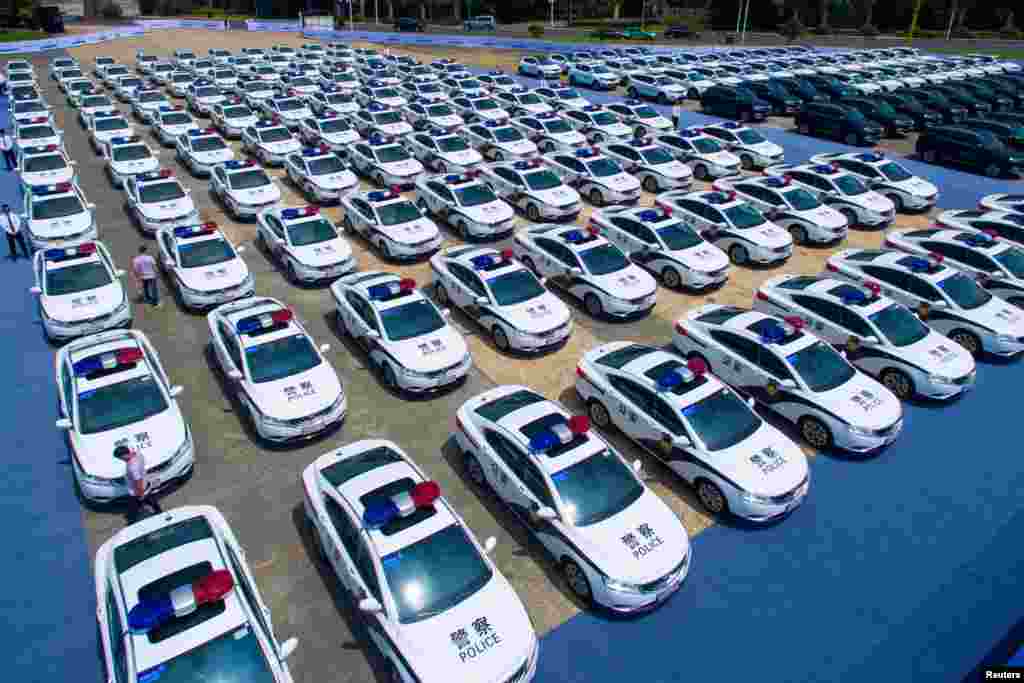 Xe cảnh sát và các phương tiện cơ giới sắp được dùng trong thời gian diễn ra thượng đỉnh G20. Hình chụp tại một bãi đậu xe tại thành phố Hàng Châu, tỉnh Chiết Giang, Trung Quốc. 