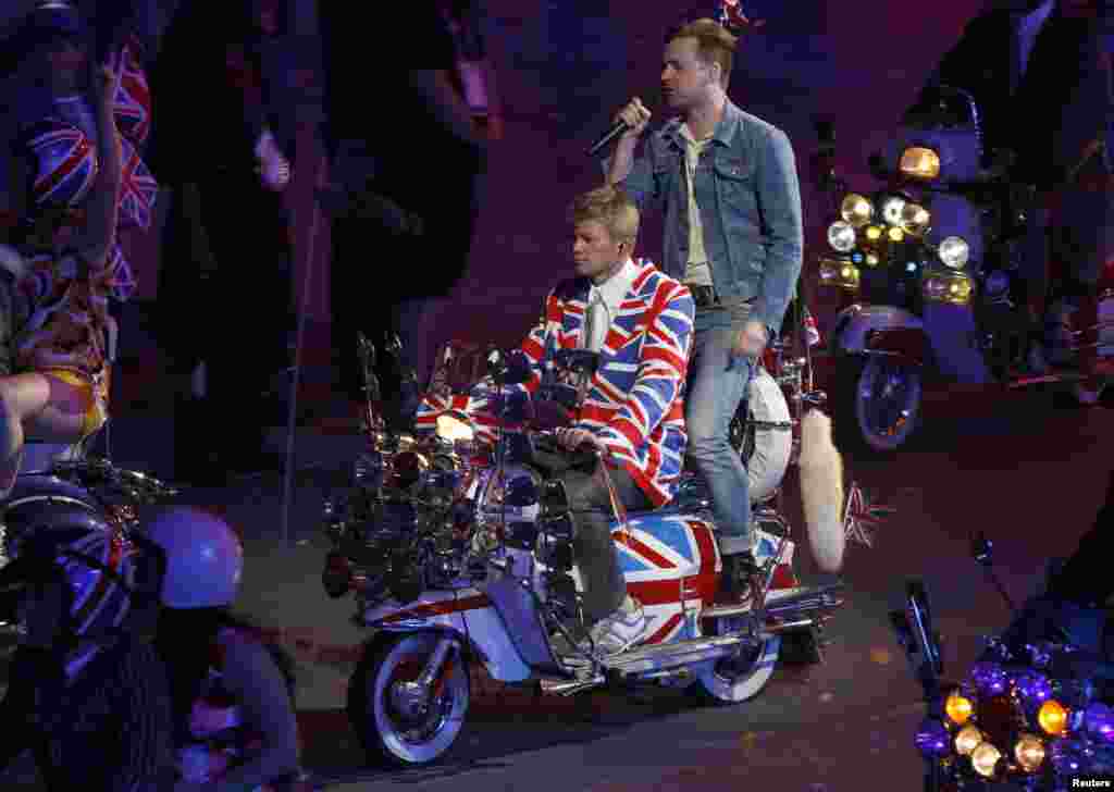 Một thành viên của nhóm nhạc 'Kaiser Chiefs' biểu diễn trong lễ bế mạc Olympic London 2012.