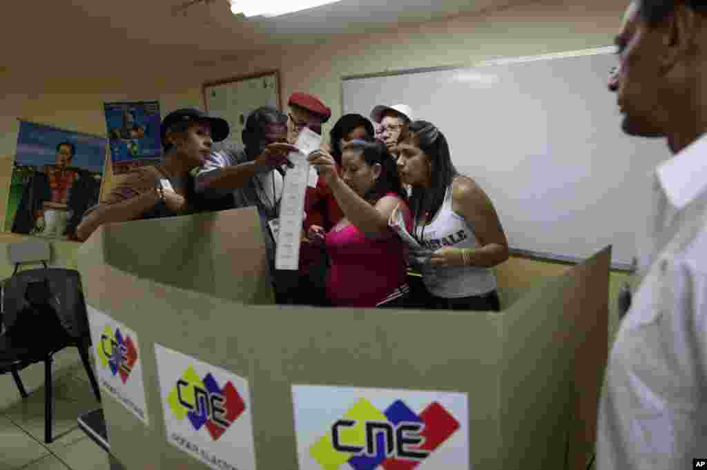 Giám sát viên bầu cử kiểm phiếu sau khi các địa điểm bầu cử đã đóng cửa ở Caracas.