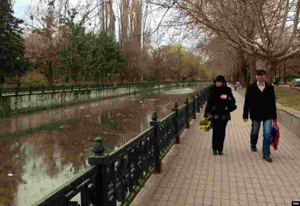 Chiến tranh và hòa bình: trong lúc Nga điều động binh sĩ tới Crimea, cư dân ở Simferopol vẫn đi dạo chơi trong ngày Chủ nhật, 2/3/2014. (Elizabeth Arrott/VOA)