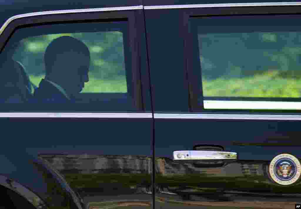 Tổng thống Hoa Kỳ Barack Obama rời Tòa Bạch Ốc trên đường đến Nghĩa trang Quốc gia Arlington nơi ông sẽ đặt vòng hoa tại Mộ Chiến sĩ Vô danh tại Nghĩa trang Quốc gia Arlington, ngày 25/5/2015.