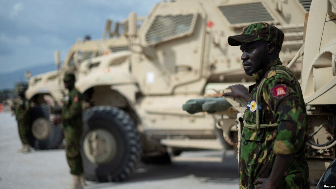 Yon manm Kenyan Misyon Sipo Sekirite Miltinasyonal la kanpe bo kote yon machin blende nan Potoprens, Ayiti, 5 Sept. 2024. 