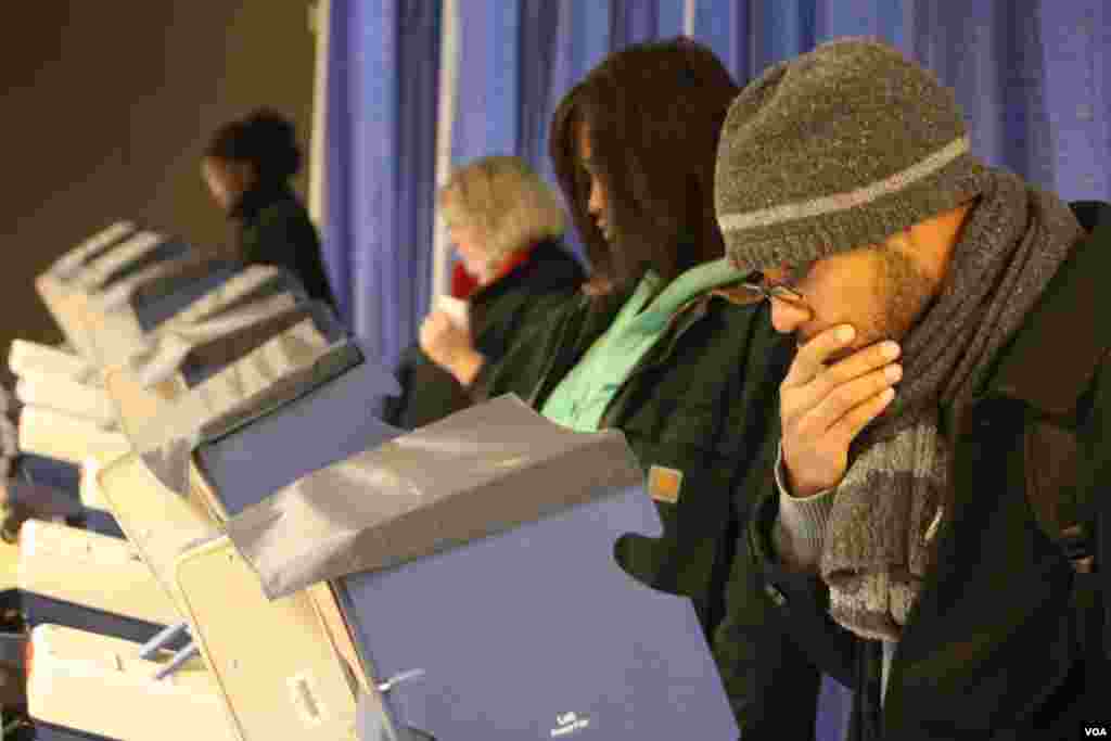Người dân đi bỏ phiếu sớm ở thành phố Chicago, Illinois, ngày 5 tháng 11, 2012. (Ramon Taylor/VOA)
