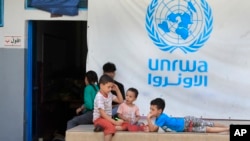 ARCHIVO: Niños palestinos refugiados en el campamento de Ein el-Hilweh, juegan en el patio de una escuela de la agencia de la ONU para los refugiados palestinos (UNRWA) el 12 de septiembre de 2023.