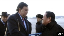 Thống đốc bang New Mexico Bill Richardson (trái) đã đi thăm Bắc Triều Tiên nhiều lần, trong tư cách một người trung gian không chính thức