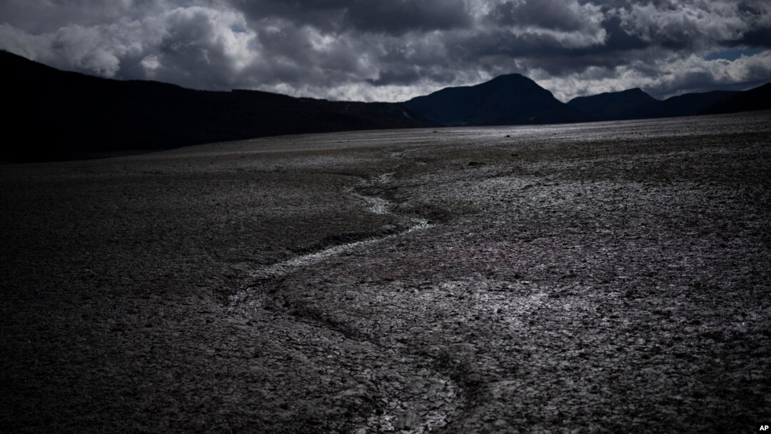 ARCHIVO - Una sección generalmente sumergida del lago Serre-Poncon está seca en el sur de Francia, el 14 de marzo de 2023.
