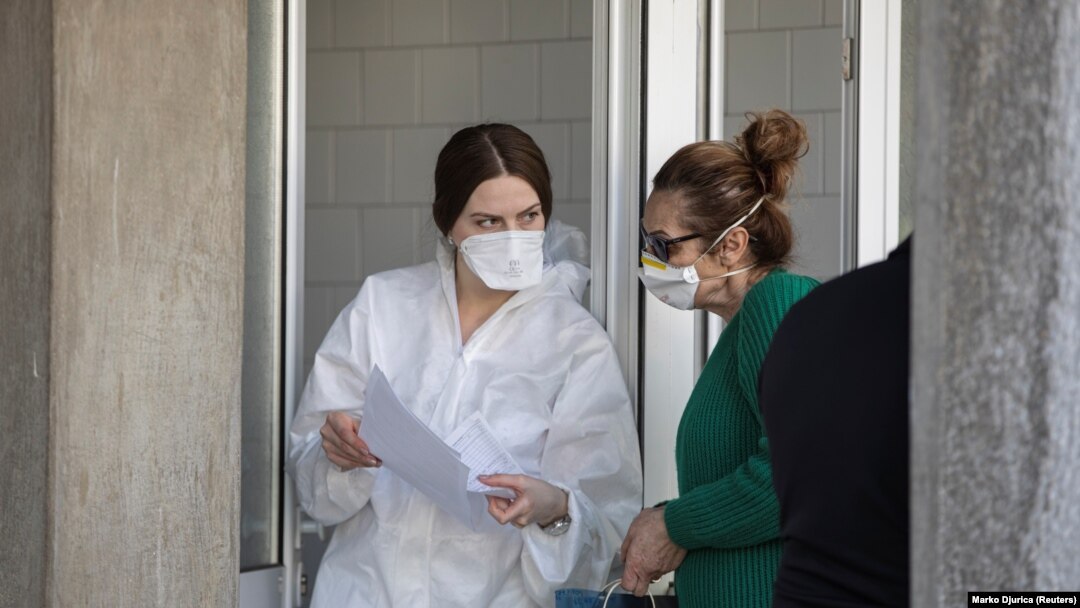 Medicinska sestra ispred Infektivne klinike u Beogradu