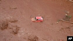 Esta foto aérea muestra a un vehículo en medio del lodo tras el derrumbe de una presa en Brumadinho, Brasil, el sábado 26 de enero del 2019. 