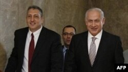 Thủ tướng Israel Benjamin Netanyahu, phải, tới dự cuộc họp nội các về việc thành lập ủy ban điều tra về vụ đột kích tàu chở hàng cứu trợ