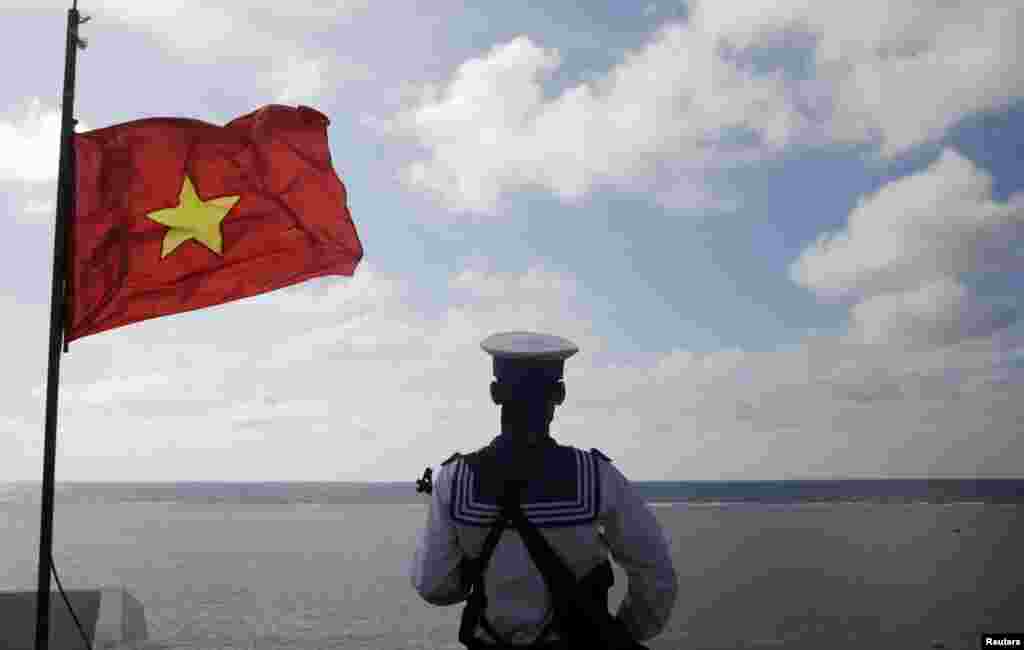 Các khẳng định chủ quyền mạnh mẽ của Trung Quốc trong năm 2013 đã làm gia tăng tinh thần dân tộc và tâm lý bài Trung Quốc ở Việt Nam. Đã có những cuộc xuống đường phản đối Trung Quốc cùng những lời kêu gọi tẩy chay hàng hóa của đất nước láng giềng phương bắc. Bắc Kinh lên tiếng nhận chủ quyền về đường 9 đoạn, hay còn được gọi là đường lưỡi bò, đường chữ U, bao trọn 4 nhóm quần đảo và bãi đá ngầm lớn trên biển Đông trong đó có Hoàng Sa và Trường Sa, và chiếm phần lớn diện tích ở vùng biển này. Về các tuyên bố giành chủ quyền gần như toàn bộ biển Đông của Trung Quốc, ông Dương Danh Dy, Nguyên Tổng lãnh sự Việt Nam tại Quảng Châu, nói với VOA Việt Ngữ rằng ‘dã tâm lãnh thổ của họ rất là ghê gớm’.