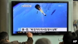 Người Hàn Quốc xem TV chiếu hình ảnh phóng tên lửa của Bắc Triều Tiên, ở Seoul, 13/4/2012