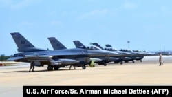6架美国F-16战斗机从意大利抵达土耳其机场，准备参加打击伊斯兰国组织的行动（2015年8月9日）