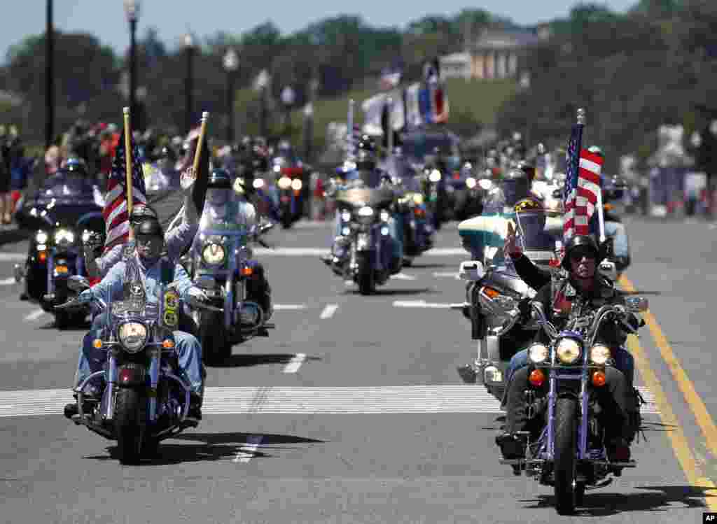 Đoàn xe mô-tô phân khối lớn diễn hành ngang qua cầu Chiến Sĩ Trận Vong ở thủ đô Washington.