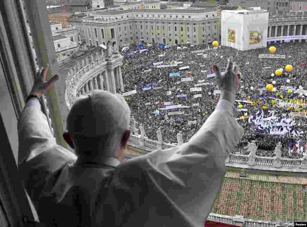 Đức Giáo Hoàng vẫy chào đám đông tại quảng trường Thánh Phêrô ở Vatican.