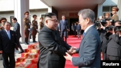 韩国总统文在寅（右）与朝鲜领导人金正恩在板门店举行会晤。 （2018年5月27日） 