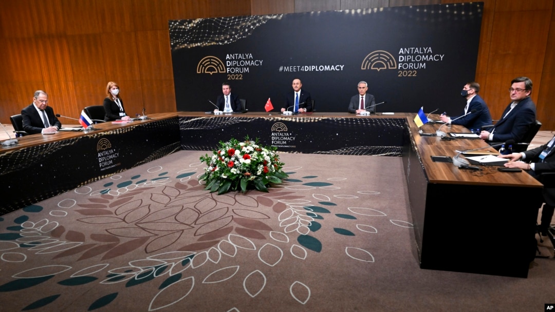 Arhiva - Ruski ministar inostranih poslova Sergej Lavrov, turski Melvut Čavašoglu i ukrajinski Dmitro Kueba na čelu delegaija tokom mirovnih pregovora u Antaiji, Turska, 10. marta 2022.