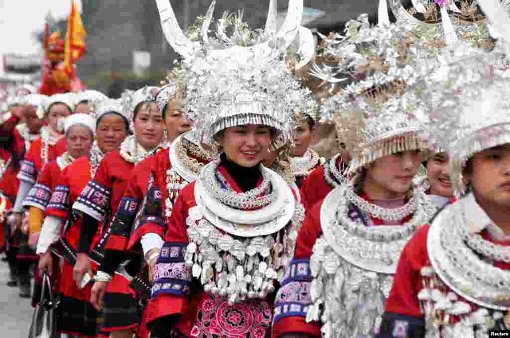 贵州苗族人穿着民族服装举行春节游行（2016年2月11日）