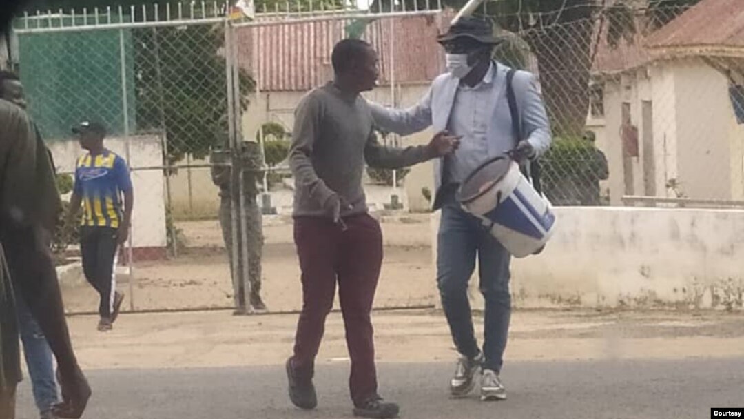 UMnu. Mkhululi Jele (osesandleni sokhohlo) ephuma ejele ePlumtree ngemva kokukhululwa ngemali yesibambiso eyebail ngoLwesithathu. Uyaphindela njalo emthethwandaba mhlaka March 11 (Umfanekiso: Mthwakazi Republic Party Information Department).