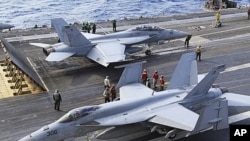 Chiến đấu cơ FA-18 của Mỹ, trên hàng không mẫu hạm George Washington đậu gần Okinawa, sắp cất cánh để tham gia cuộc tập trận với lực lượng phòng vệ Nhật Bản