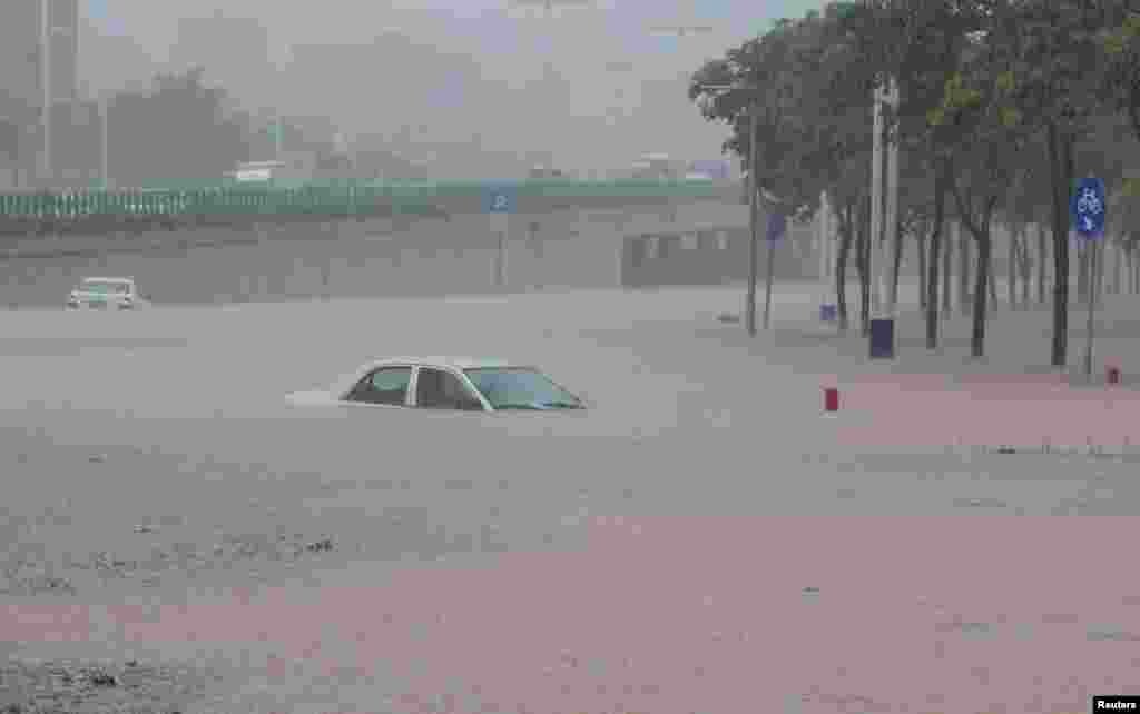 中国广东省广州市,汽车被强降雨引发的洪水淹没。(2017年5月7日)