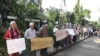 ၂၀၁၆ ဂျွန်လ ၄ရက်နေ့က မြစ်ဆုံဆည်တည်ဆောက်ရန် ကြိုးပမ်းမှုများ ရပ်ဆိုင်းရန် တောင်းဆိုဆန္ဒပြနေသော မြစ်ကြီးနား ဒေသခံများ။ ဓါတ်ပုံ (EPA/MYITKYINA NEWS JOURNAL)