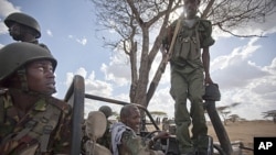Quân xa chở binh sĩ Kenya và binh sĩ chính phủ Somalia
