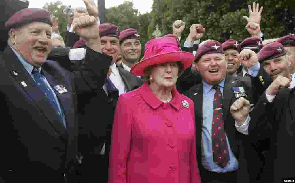 Thủ tướng Thatcher và các cựu chiến binh tham gia trận Falklands, nhân dịp kỷ niệm 25 năm trận đánh đảo Falklands, 17/6/2007.