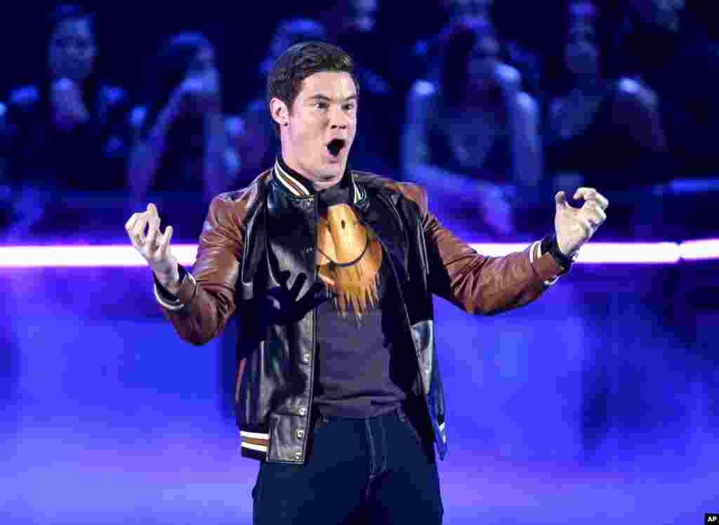 5月7日,在洛杉矶的美国MTV影视奖典礼中, Adam Devine 颁发“催泪奖”。获得这个奖的电视剧是《我们这一天》(This Is Us,又名《这就是我们》)。此剧第一季的豆瓣评分是9.5,目前有42187人投票。