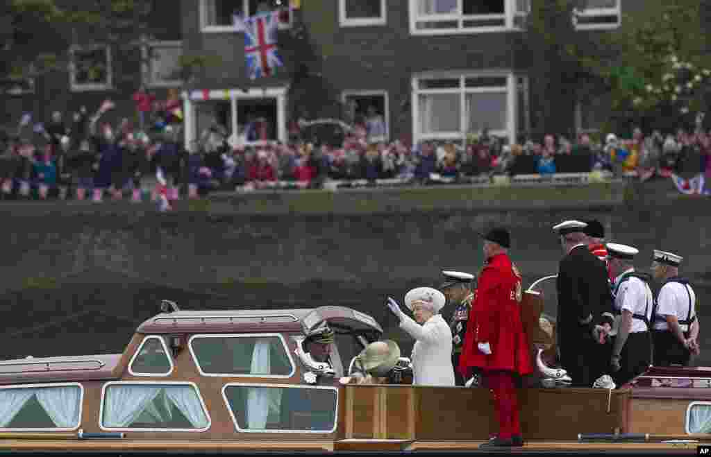 Britain's Queen Elizabeth and Prince Philip embark from Chelsea Harbour on a launch in London on the first part of their journey in the Diamond Jubilee River Pageant, June 3, 2012 .