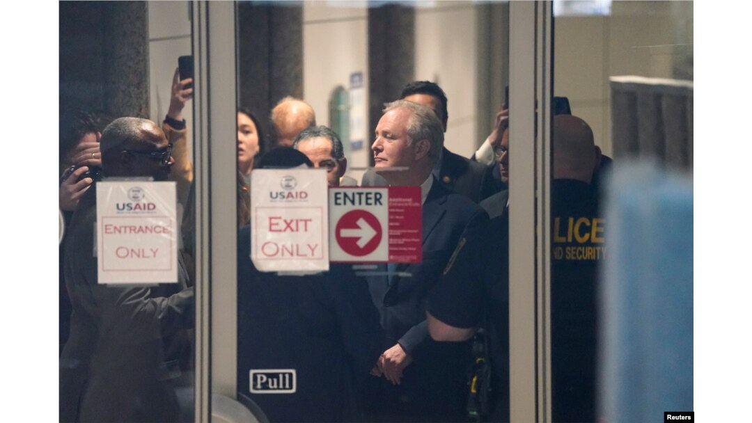 Senate Chris Van Hollen (Demokrat Maryland) kanpe deye pot Ajans Ameriken pou Devlopman Entenasyonal la, Elon Musk, kap dirije yon jefo pou fe gwo rediksyon nan ajans la, 3 Fevriye 2024.