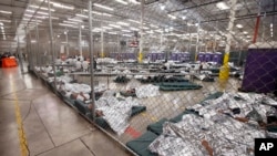 Uno de los centros en los que están detenidos los migrantes que cruzan la frontera sur de EE.UU en Nogales, Arizona