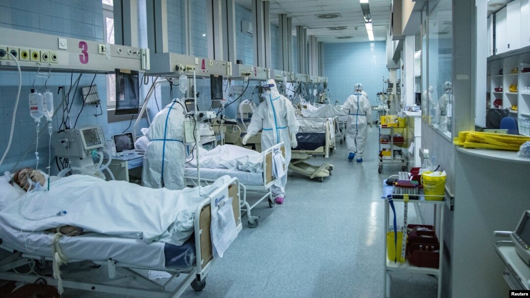Arhiva - Zdravstveni radnici brinu o zaraženima od koronavirusa, u Zemunskoj bolnici u Beogradu, 26. novembra 2020. (Foto: Rojters, Marko Đurica)