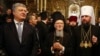 El Patriarca Ecuménico Bartolomé, centro, junto al presidente de Ucrania, Petro Poroshenko, izquierda, y Epifaniy, el jefe de la Iglesia Ucraniana Metropolitana.