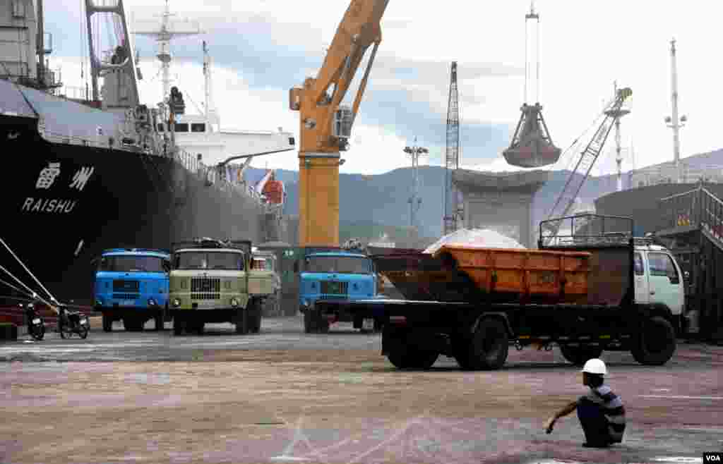 Công nhân Việt Nam trước cảng Cam Ranh nhộn nhịp. (D. Schearf/VOA)