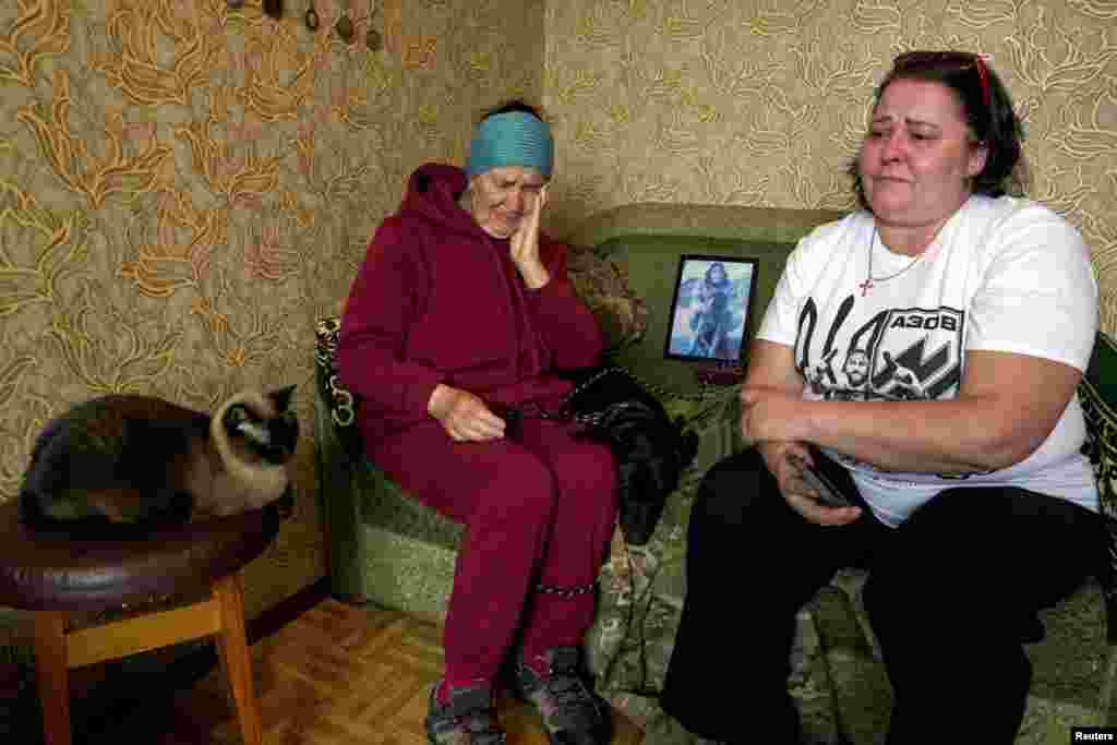 Liudmyla Bordus y su madre, Tamara, se sientan junto a una foto del soldado caído Maksym Bordus en la que solía ser su habitación. 