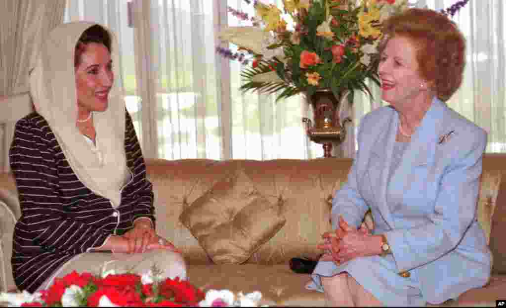 Thủ tướng Benazir Bhutto của Pakistan tiếp Thủ tướng Thatcher tại Islamabad, Pakistan, 24/3/1996.