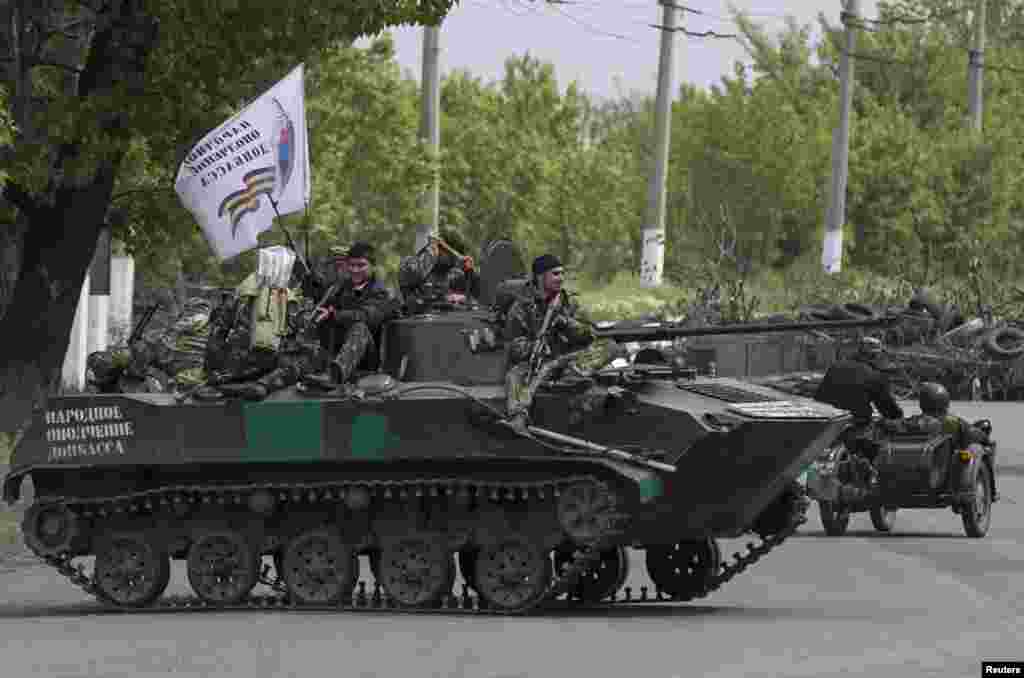 Các phần tử vũ trang thân Nga ngồi trên xe bọc thép gần thành phố Slovyansk, miền đông Ukraine, ngày 5/5/2014.
