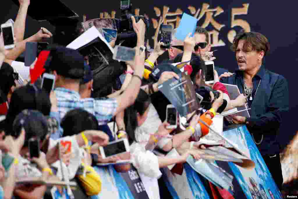 美国演员约翰尼·德普 (Johnny Depp) 在上海参加好莱坞电影巨制《加勒比海盗5:死无对证》( "Pirates of the Caribbean: Dead Men Tell No Tales," )的全球首映礼。影迷们热烈欢迎 (2017年5月11日)
