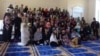 Para pelajar seluruh dunia mengunjungi masjid IMAAM Center di Silver Spring, Maryland, AS, Jumat 24/4 (foto: VOA/Vina).