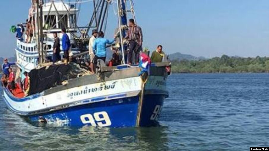 ငါးဖမ်းလှေပေါ်မှာအလုပ်လုပ်ကိုင်နေတဲ့မြန်မာရွေပြောင်းအလုပ်သမားများ (ပုံ -MAT)