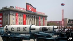 平壤金日成广场4月15日的阅兵式上展示的一枚潜射弹道导弹。
