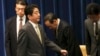 日本首相安倍晋三离开在东京举行的记者会。（2013年12月9日）