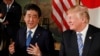 日本首相安倍晋三在佛罗里达海湖庄园会晤美国总统川普。（2018年4月18日）