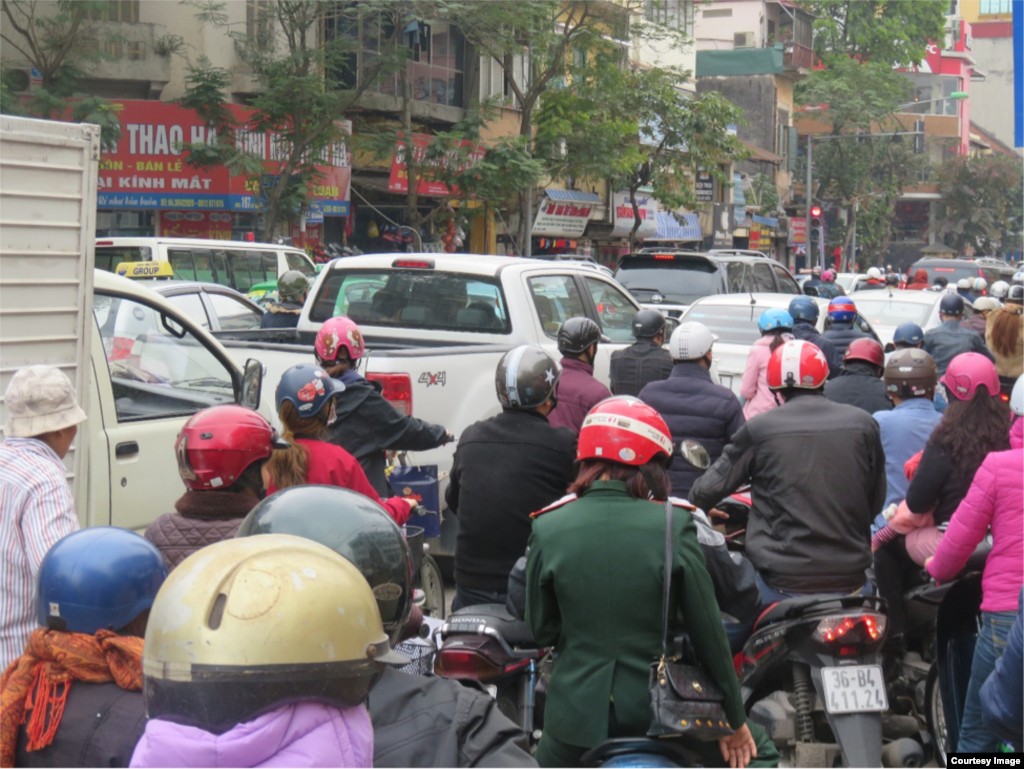 Cảnh ùn tắc thường xuyên xảy ra trên các đường phố ở Hà Nội dịp giáp Tết, kể cả trên các tuyến đường một chiều.