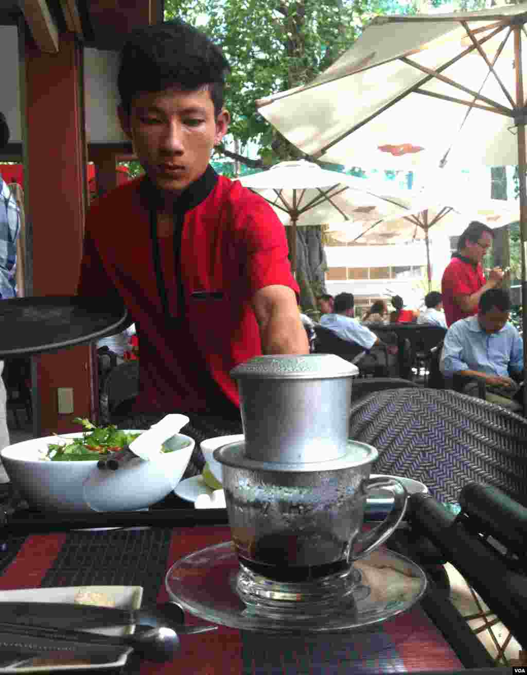 Cà phê được phục vụ tại một quán ăn thành phố Hồ chí Minh. (D. Schearf/VOA)